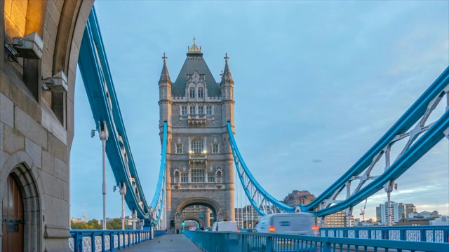 英国伦敦塔桥清晨交通的延时视频下载
