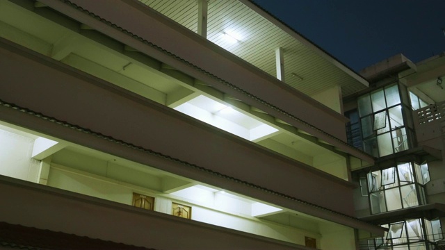 移动摄像机拍摄的新公寓的夜晚，曼谷。视频素材