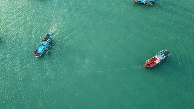 俯视图，无人机鸟瞰渔港视频素材