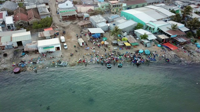 俯视图，无人机鸟瞰渔港市场视频素材