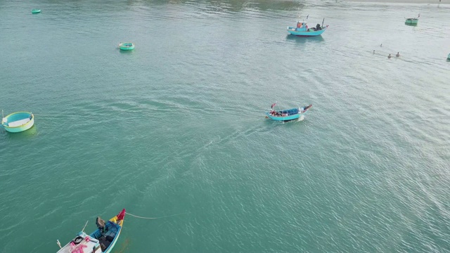 俯视图，无人机鸟瞰渔港视频素材