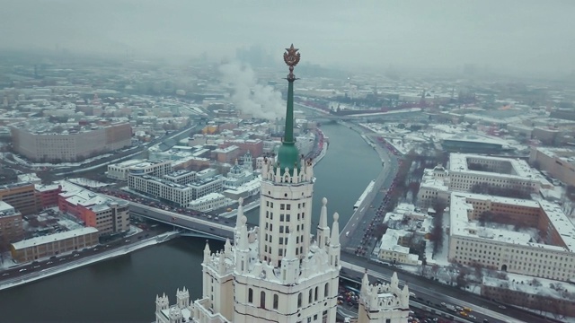 航拍斯大林苏联摩天大楼的明星。无人机拍摄克里姆林宫、红场、莫斯科河和其他景点。冬天。视频素材