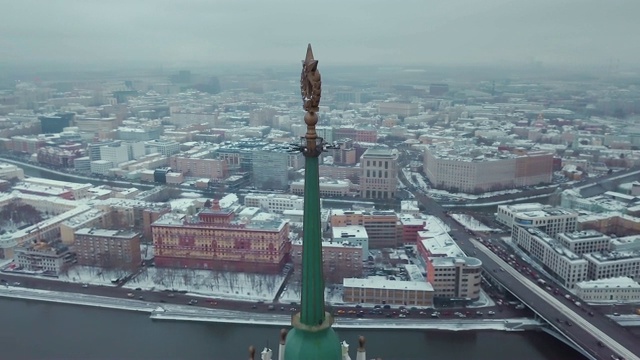 令人惊叹的航拍镜头，斯大林摩天大楼的顶部在冬天的莫斯科河的背景。视频素材