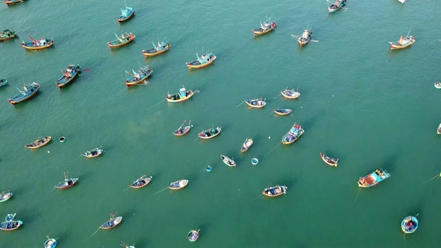 俯视图，无人机鸟瞰渔港市场视频素材