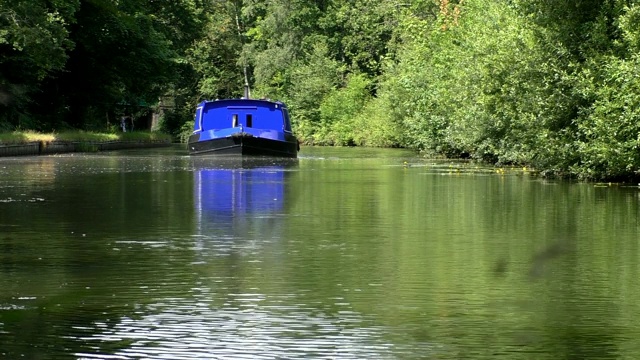 蓝色狭窄运河船接近视频素材