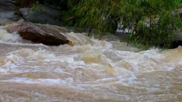 洪水顺着肿胀的山势迅速流下视频下载