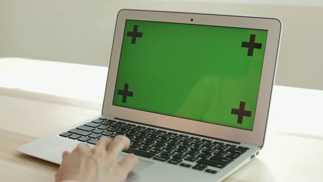 绿色屏幕的笔记本电脑视频素材