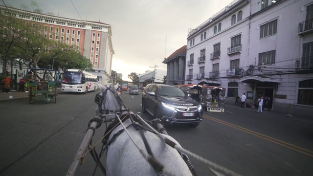 菲律宾马尼拉西班牙殖民城市的马车。稳定的拍摄个人视角视频下载