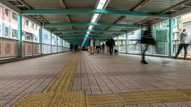 时光流逝:香港九龙的人行天桥上挤满了行人视频下载