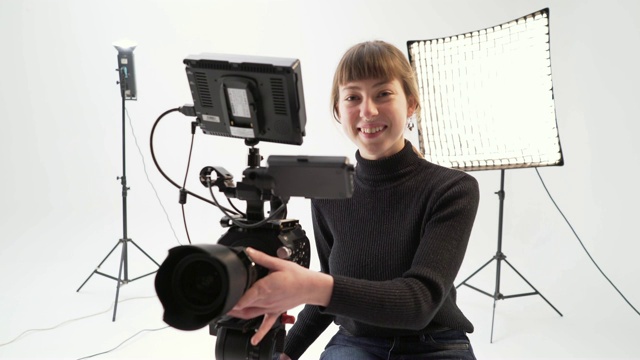年轻女性摄像师视频素材