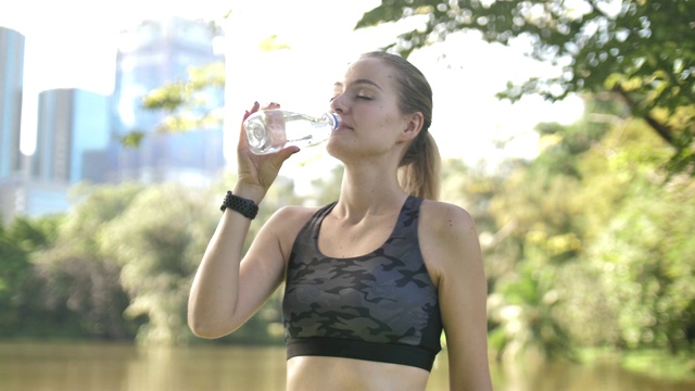 女跑步运动员喝水视频素材