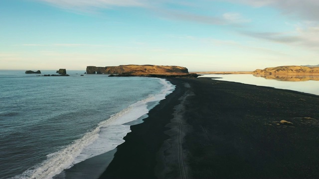 冰岛黑沙滩的风景鸟瞰图视频素材