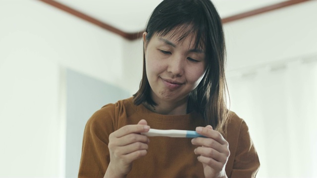 持有阳性妊娠检测试剂盒的妇女视频素材