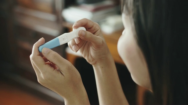 女性手上的妊娠测试阳性视频素材