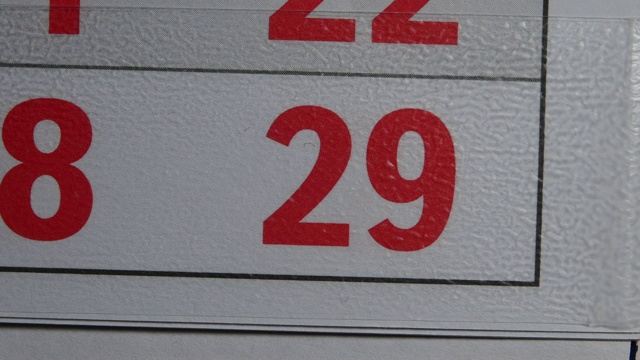 红色框架在第29个红色日日历上活动视频素材