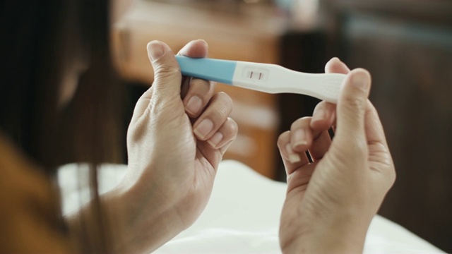 女性手上的妊娠测试阳性视频素材