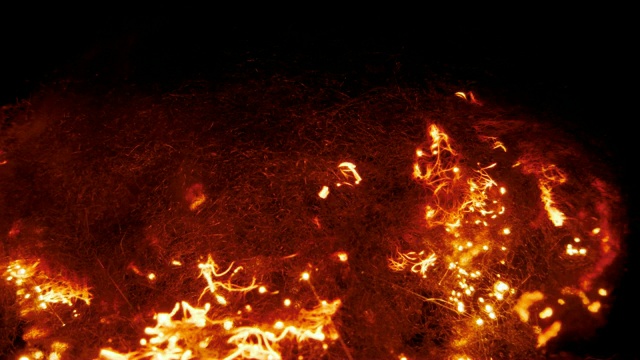 火通过钢丝棉迅速蔓延，大量火花视频下载