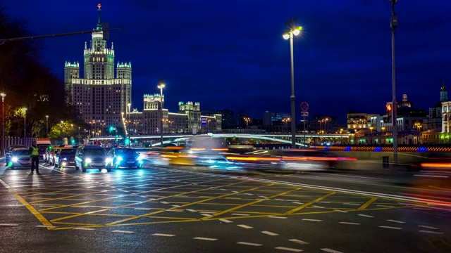 2018年10月26日，俄罗斯莫斯科，时光流逝车在莫斯科河克里姆林宫大桥上的夜晚时间视频下载