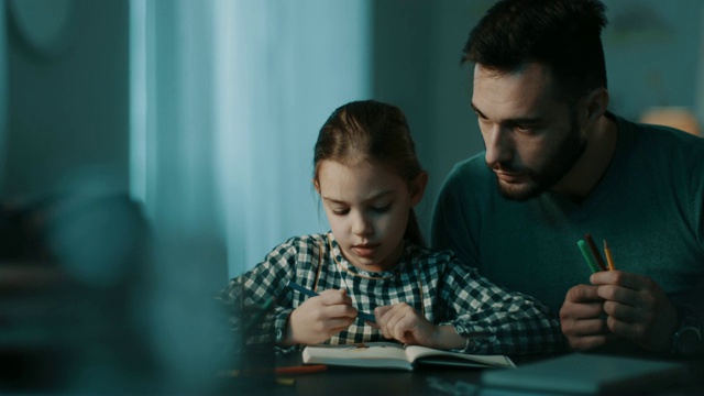 父亲和女儿一起做作业视频下载