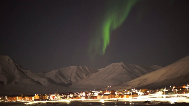 北极光在城镇上空，广角镜头视频下载