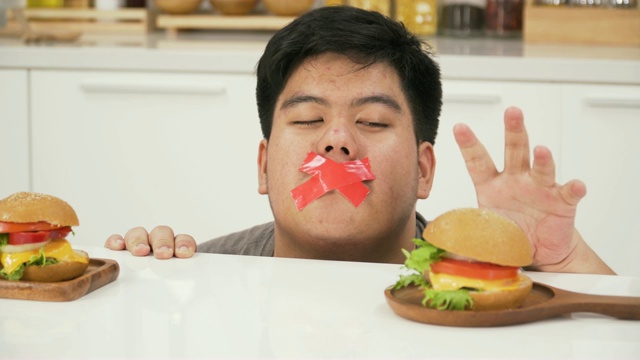 泰国超重男子被禁止吃汉堡、啤酒等不健康食品视频下载