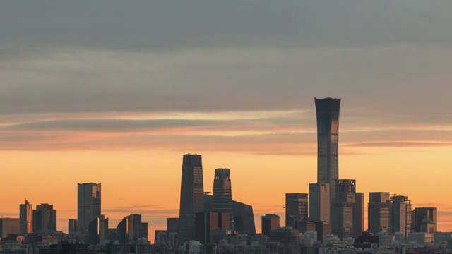 时光流逝，日出时分的北京天际线视频素材