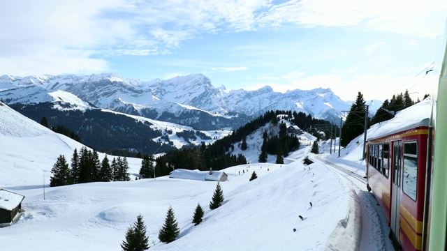 美丽的瑞士山脉被雪覆盖，火车上山的侧面视图视频素材