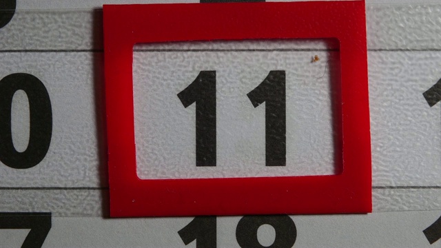 红色框架在第11个黑色日日历上移动视频素材