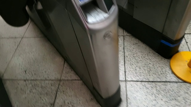 在伦敦地铁站通过收费口的女人视频下载