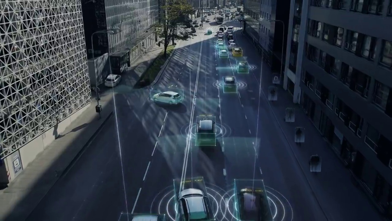 无人机拍摄:在城市中移动的自动驾驶汽车。概念:人工智能扫描周围环境，检测汽车，行人，避免交通堵塞和安全驾驶。视频素材