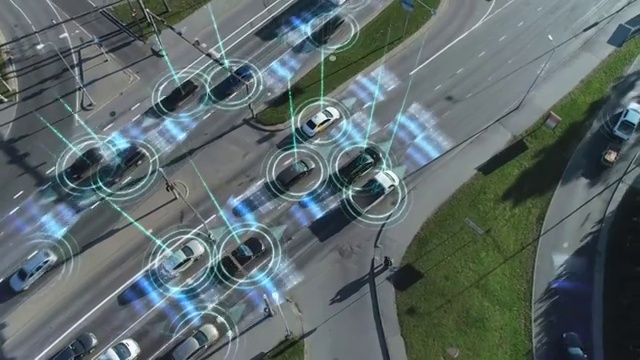 自上而下的无人机:白色自动驾驶汽车通过城市。概念:人工智能扫描周围环境，检测汽车，避免交通堵塞和安全驾驶。视频购买