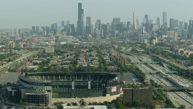 广角的市区芝加哥与保证利率领域在前景视频素材