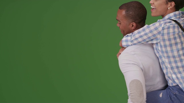 一对黑人情侣在绿色屏幕上拥抱视频下载