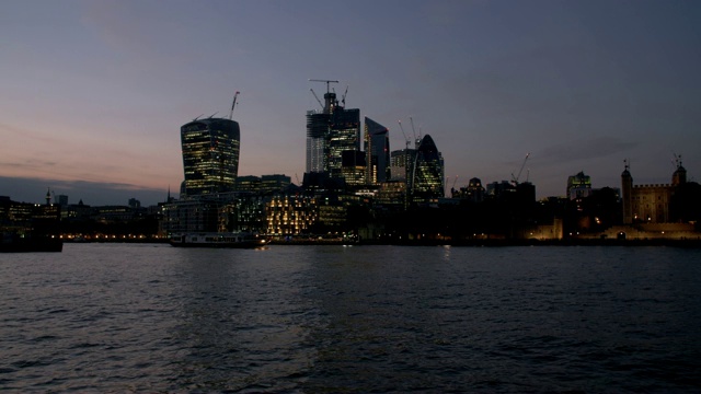 伦敦、泰晤士河和夜晚的城市视频素材