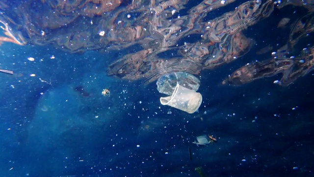海洋垃圾带中的水下塑料污染环境问题视频素材
