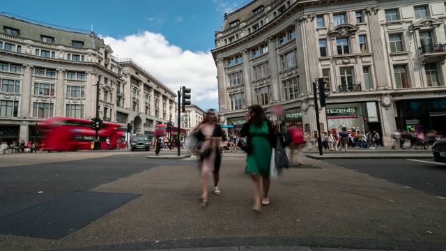 时光流逝:英国伦敦市中心购物街牛津广场上的通勤人群视频下载
