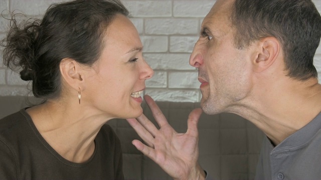 家庭冲突。一对夫妇在吵架。视频下载