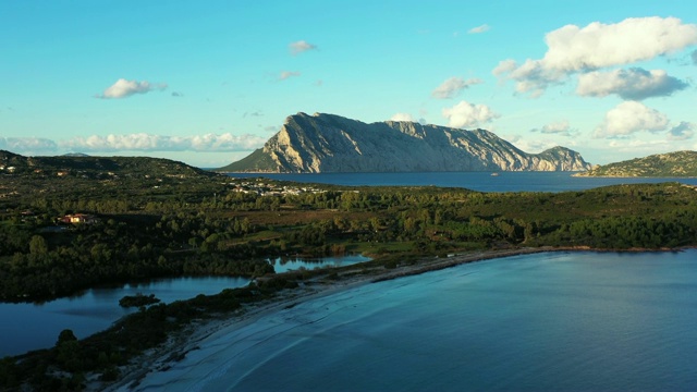 塔沃拉拉岛的背景，意大利撒丁岛美丽和透明的海鸟瞰图。视频下载