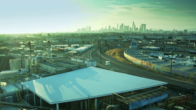 在加利福尼亚州弗农市仓库和工厂之间的火车轨道上飞行视频素材