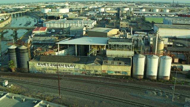 工厂和仓库-空中拍摄与向下倾斜视频素材