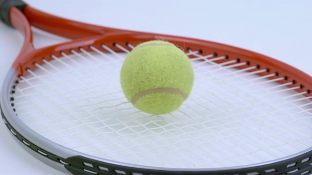 网球拍和球在白色背景上旋转视频下载