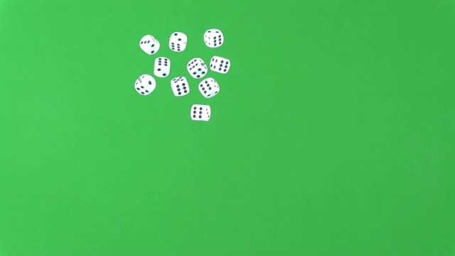 10个白色骰子被抛向空中，孤立在绿色屏幕上视频素材