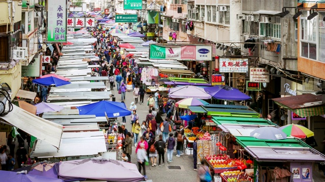 人群商店漫步在孟角市场路在香港城市，时间流逝视频素材