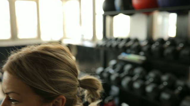 女子在健身房用壶铃训练视频素材