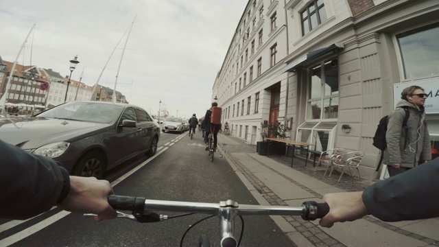 在哥本哈根骑着城市道路上的自行车视频下载