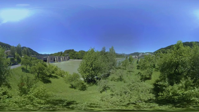 空中VR 360:在阳光下的水电站大坝上方飞行视频下载