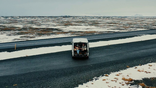 鸟瞰图的夫妇在露营车在冰岛视频下载