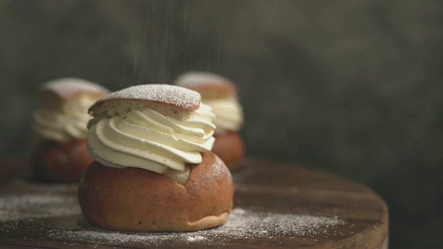 洒糖在传统瑞典Semlor糕点甜点CINEMAGRAPH视频素材