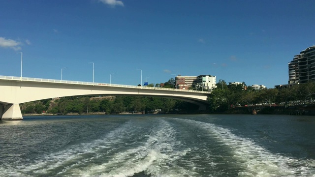 在澳大利亚昆士兰州布里斯班库克船长大桥下航行的渡轮视频下载