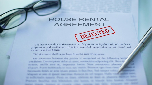 房屋租赁协议被拒绝，官员手盖公章，商业文件视频素材